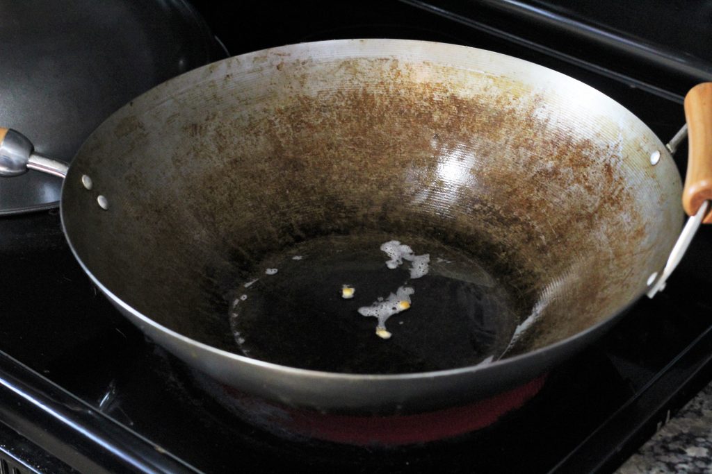 oil and 3 kernels in a wok