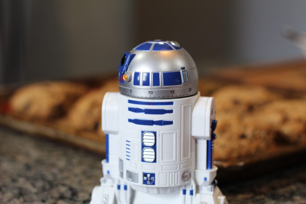 An R2-D2 kitchen timer set to 10 minutes. 